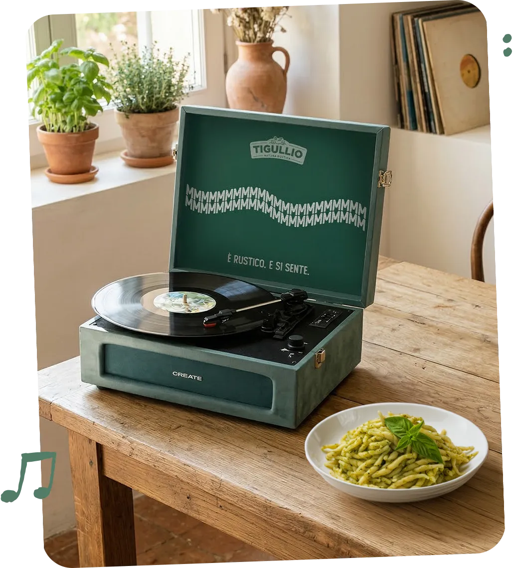 Giradischi Tigullio e piatto di pasta al pesto su un tavolo