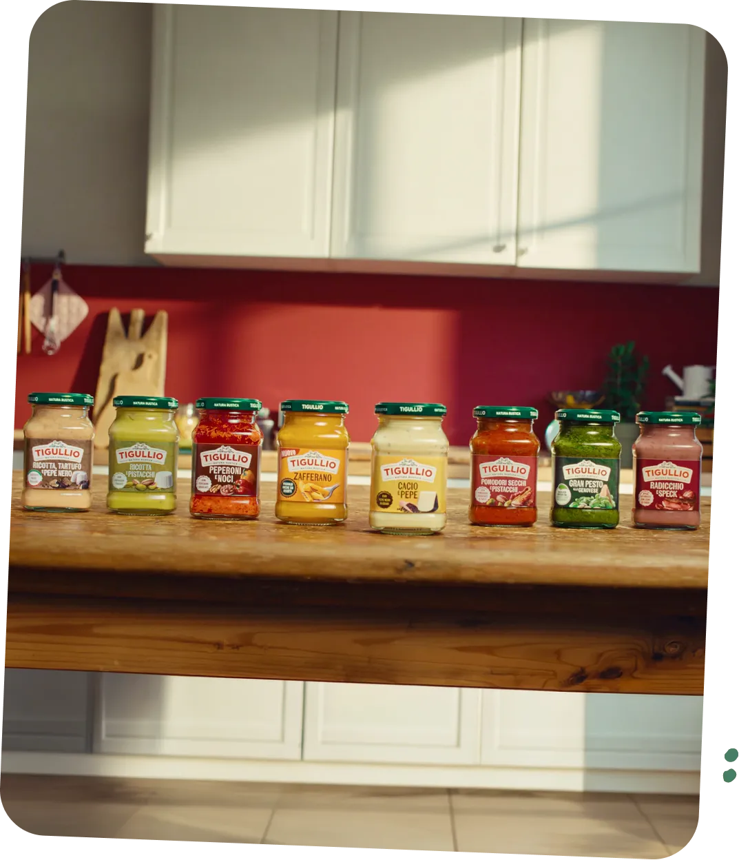 Giradischi Tigullio e piatto di pasta al pesto su un tavolo